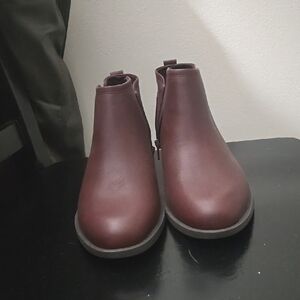 NWOT" Womans wide size 10 Brown Ankle Boots
